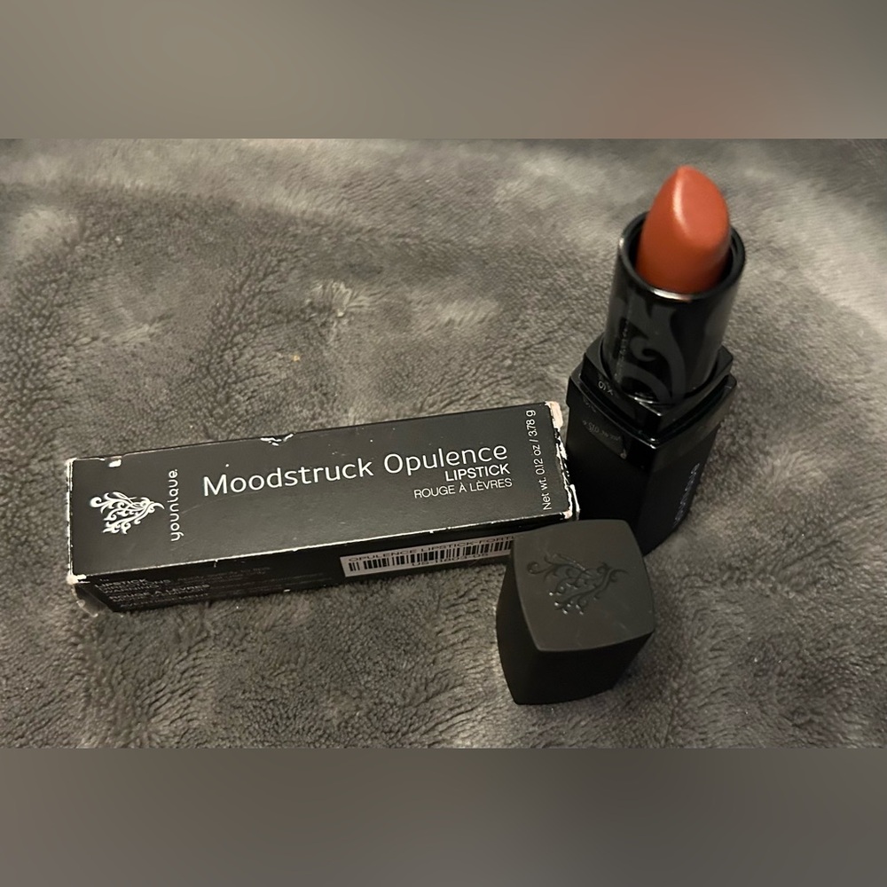 BNIB Retired MOODSTRUCK OPULENCE LIPSTICK (Fortunate)